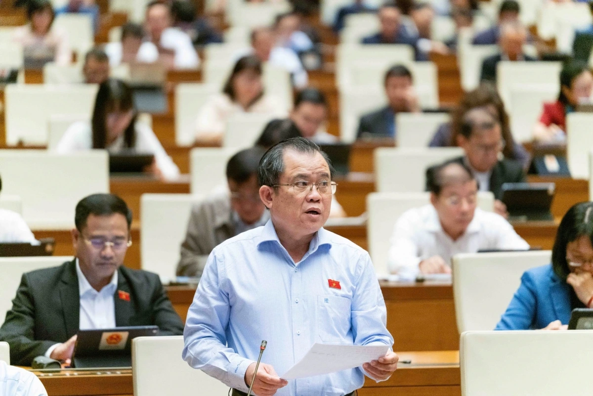 Đại biểu Nguyễn Tâm Hùng cho rằng, dự thảo luật chưa làm rõ phạm vi cấm viên chức tham gia hoạt động kinh doanh. Ảnh: Quốc hội 