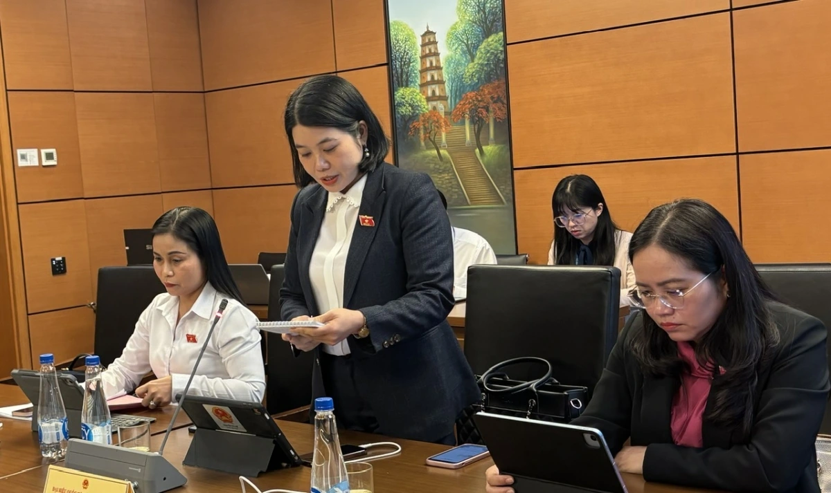 Đại biểu Nguyễn Thị Huế cho rằng, đội ngũ cán bộ, công chức cần chuyển đổi tư duy từ “lãnh đạo, chỉ đạo” sang “phục vụ nhân dân”.