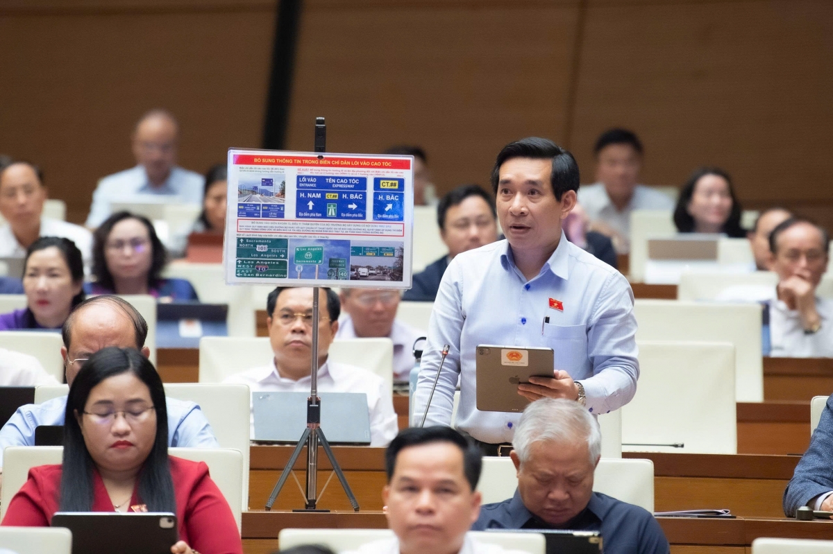 Đại biểu Nguyễn Văn Cảnh (đoàn Gia Lai) sử dụng hình ảnh để góp ý về quy định liên quan trật tự, an toàn giao thông đường bộ. Ảnh: Quốc hội