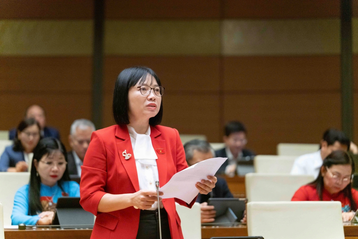 Đại biểu Nguyễn Thị Việt Nga cho rằng, quy định viên chức được làm thêm ngoài tạo cơ hội cho viên chức khai thác và phát huy năng lực, khuyến khích sử dụng năng lực của mỗi cá nhân để đóng góp cho xã hội. Ảnh: Quốc hội 