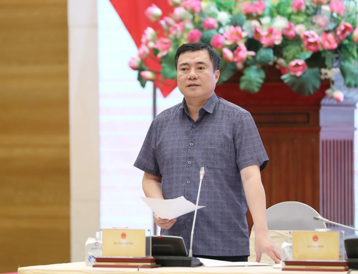 Thứ trưởng Bộ Công Thương Nguyễn Sinh Nhật Tân trả lời câu hỏi của phóng viên về đấu tranh chống hàng giả, hàng nhái trên sàn thương mại điện tử - Ảnh: VGP/QP