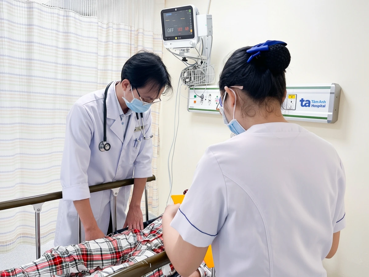 Bác sĩ, điều dưỡng cấp cứu thăm khám, xử lý cho người bệnh (Ảnh BV đa khoa Tâm Anh)