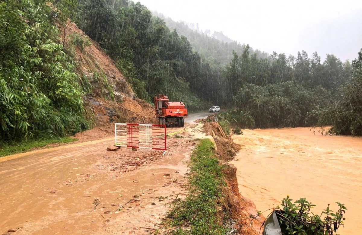 Nhiều tuyến đường miền núi thành phố Huế sạt lở