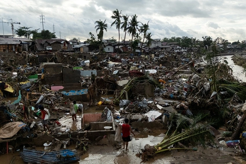 Những ngôi nhà bị phá hủy sau trận lũ lụt lớn do bão Kalmaegi gây ra ở Talisay, Cebu, Philippines. Ảnh: Reuters