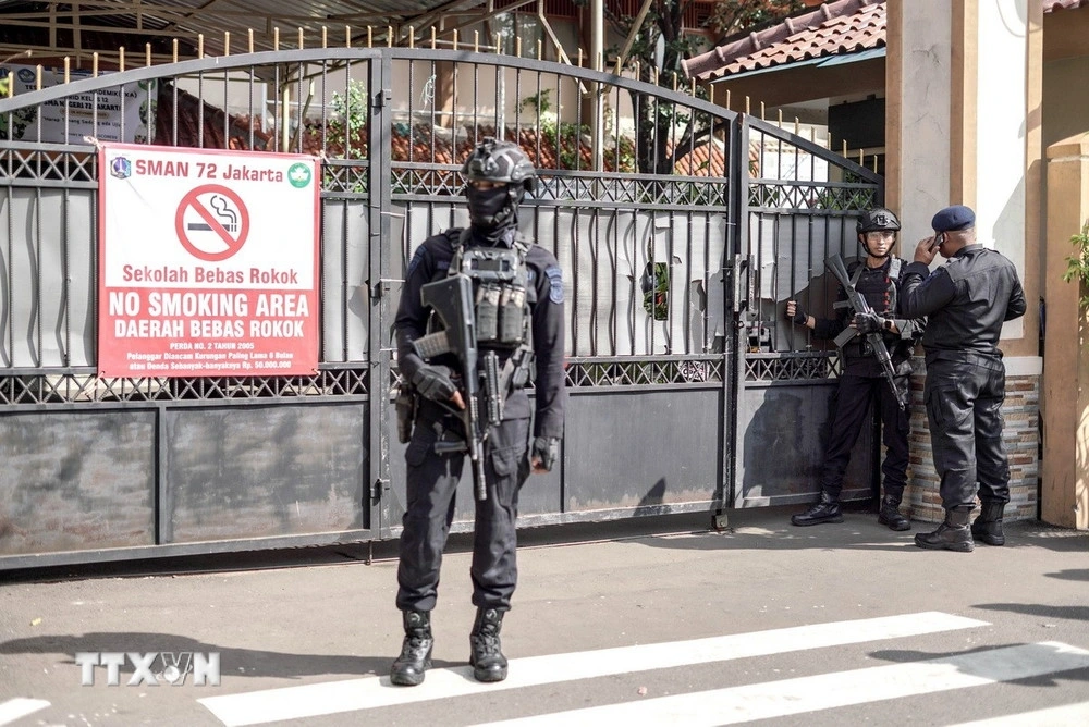 Cảnh sát gác bên ngoài trường học ở Jakarta, Indonesia sau vụ nổ, ngày 7/11/2025. (Ảnh: THX/TTXVN)