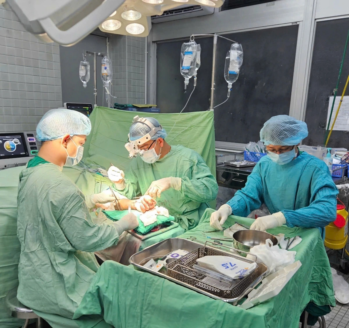 Ca mổ kéo dài liên tục 12 giờ với sự phối hợp của ba ê-kíp phẫu thuật. (Ảnh: BVCC)