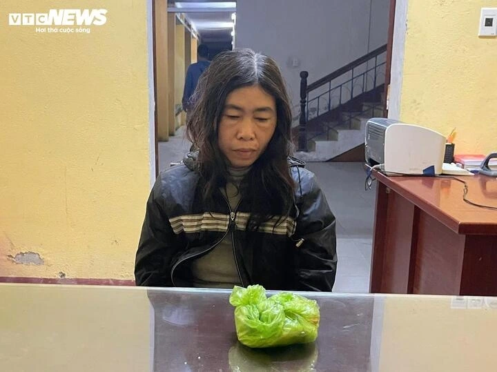 Trần Thị Minh Hà tại cơ quan công an và số tang vật là 7,9 lượng vàng ăn trộm của người thân