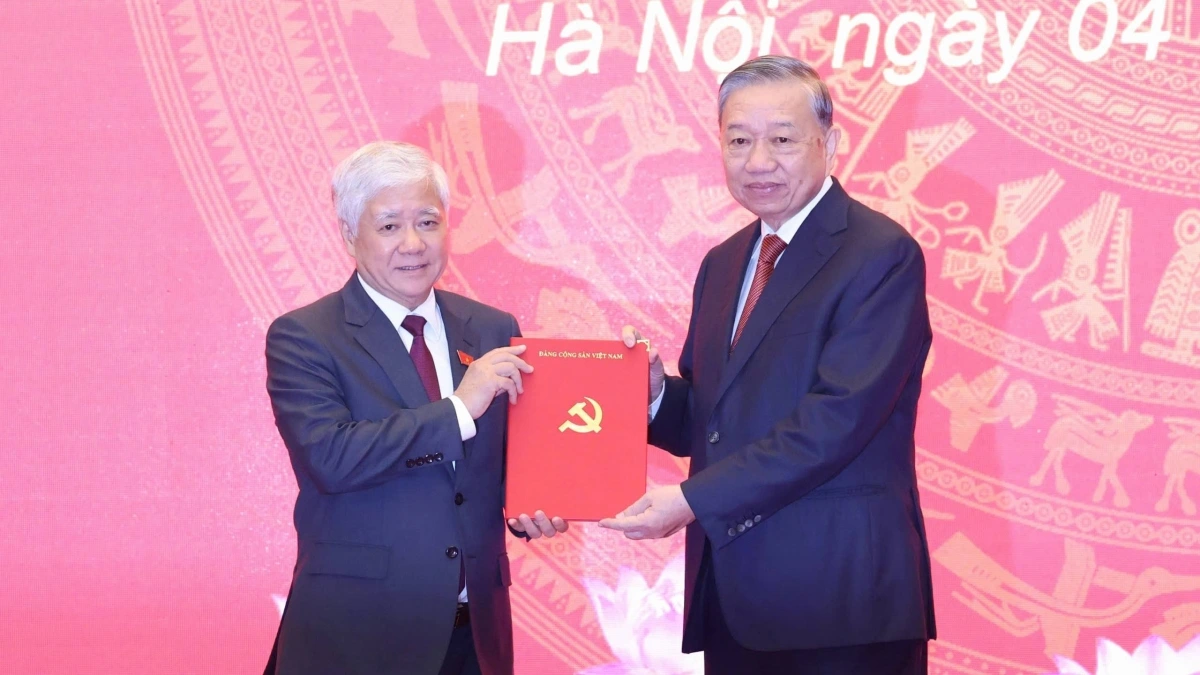 Tổng Bí thư Tô Lâm trao quyết định cho ông Đỗ Văn Chiến.