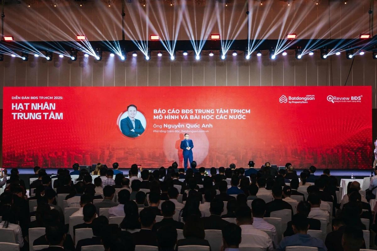 Ông Nguyễn Quốc Anh - Phó Tổng giám đốc Batdongsan.com.vn trình bày tại Hội thảo diễn ra sáng 18/11