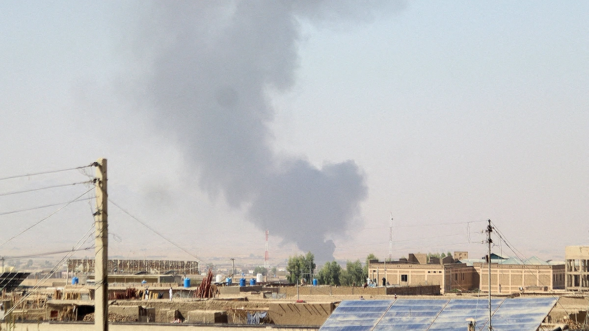 Khói bốc lên từ phía lãnh thổ Afghanistan sau cuộc đấu súng giữa lực lượng hai nước, nhìn từ cửa khẩu biên giới Chaman, tỉnh Balochistan, Pakistan hôm 15/10 (Ảnh: Reuters)