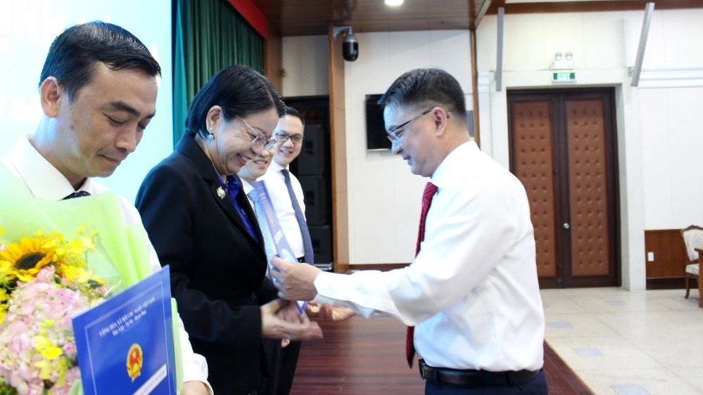 Phó Chủ tịch UBND TP.HCM Nguyễn Mạnh Cường trao quyết định cho bà Võ Thị Trung Trinh (ảnh Cổng TTĐT TP.HCM)