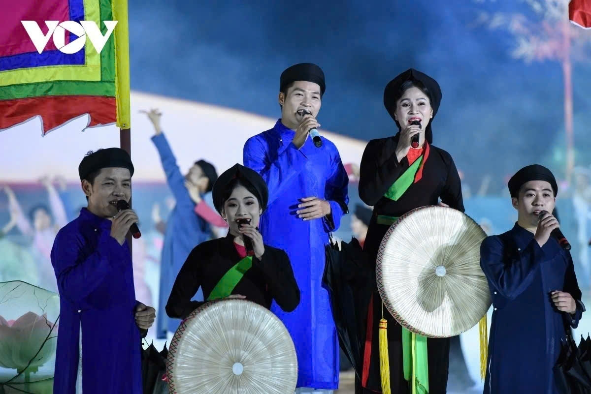 Về Bắc Ninh người dân, du khách được nghe liền anh, liền chị nghe những làn điệu dân ca quan họ mượt mà đằm thắm