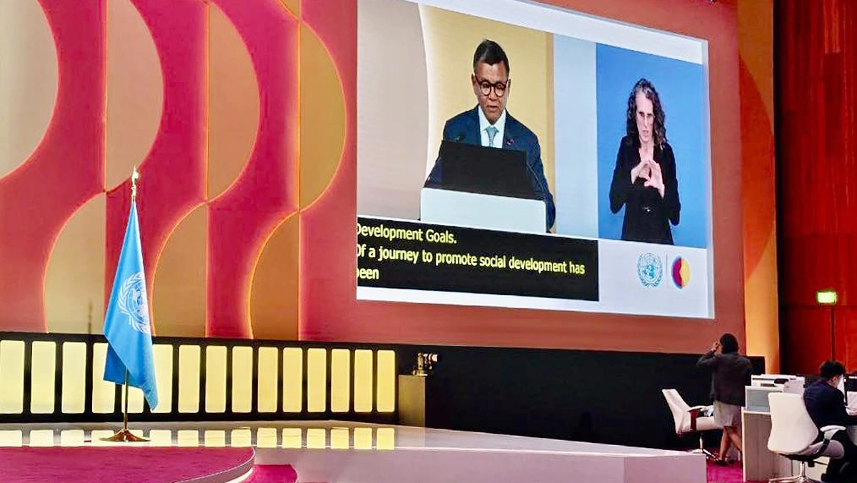 Phó Thủ tướng Campuchia Hang Chuon Naron phát biểu tại hội nghị (Ảnh: Bộ Giáo dục - Thanh niên - Thể thao Campuchia)