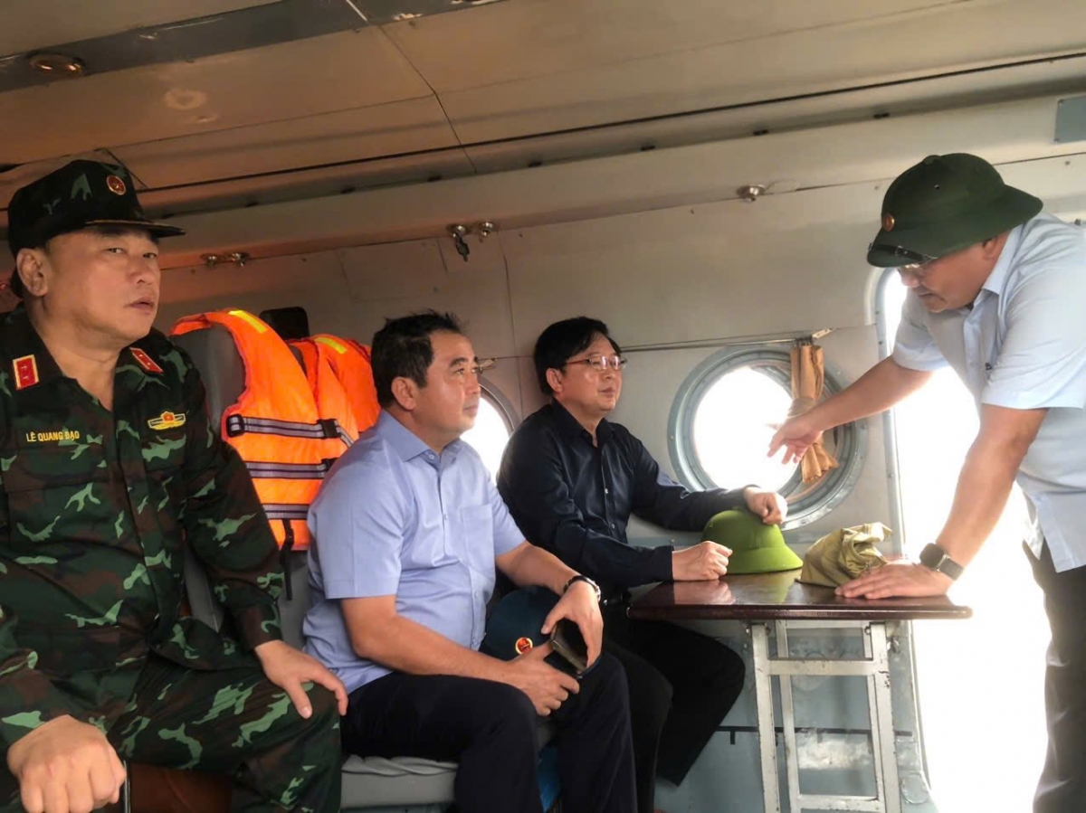 Phó Thủ tướng Hồ Quốc Dũng đi máy bay kiểm tra tình trạng ngập lụt