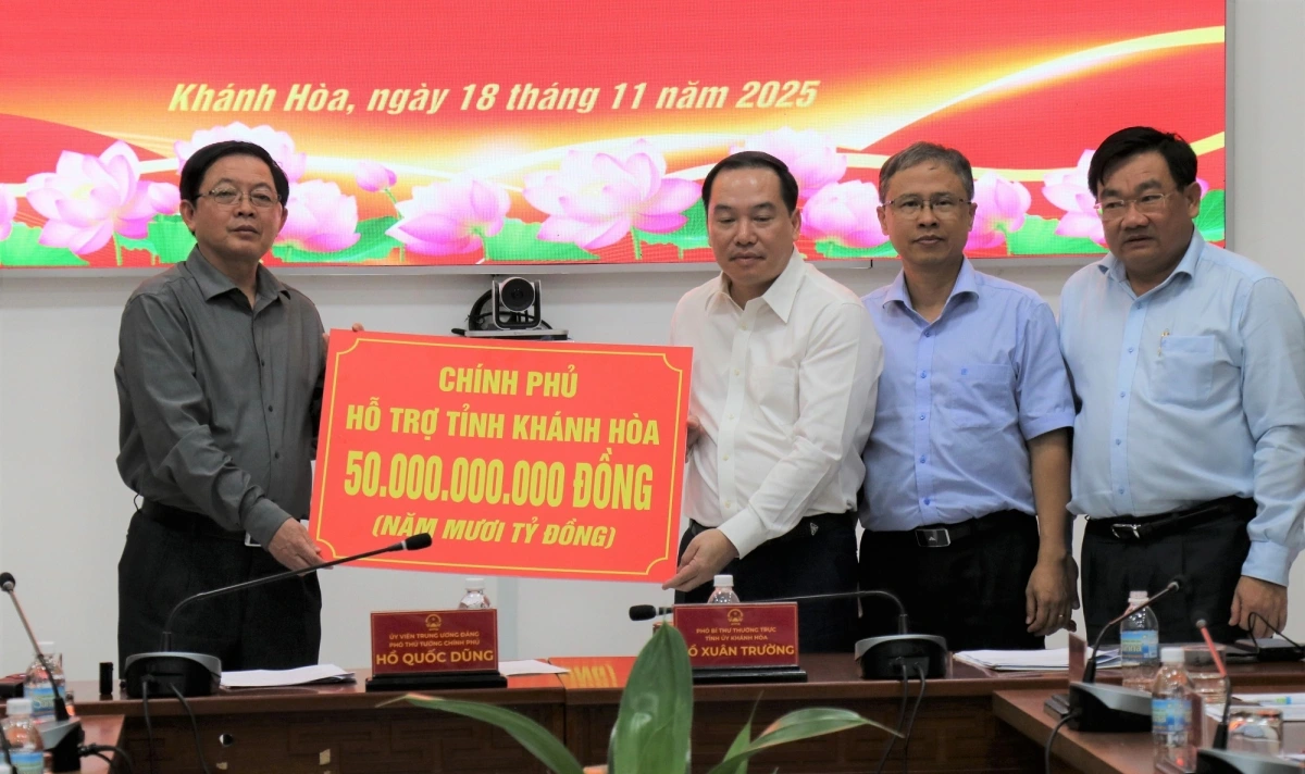 Phó Thủ tướng Hồ Quốc Dũng trao biểu trưng số kinh phí hỗ trợ tỉnh Khánh Hòa.