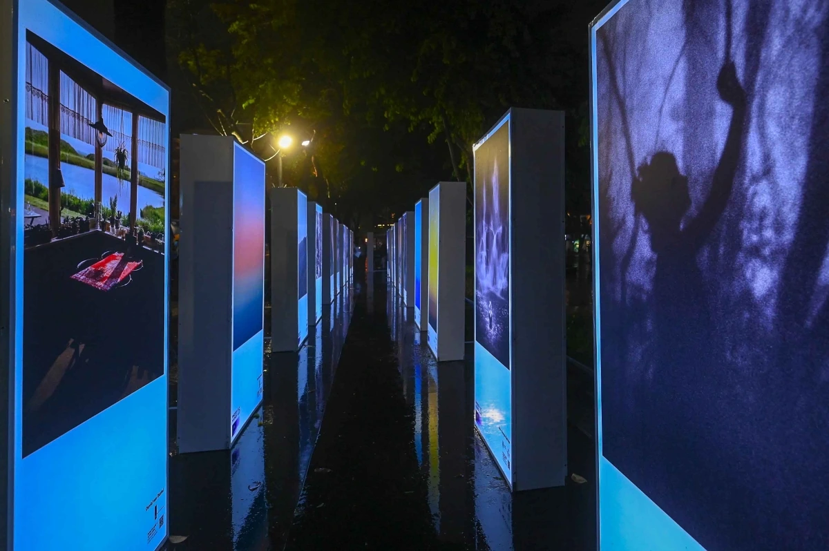 Các hộp đèn phản chiếu xuống mặt hồ Hoàn Kiếm, khiến triển lãm như hòa tan vào khung cảnh đêm Hà Nội – nghệ thuật và tự nhiên giao thoa.