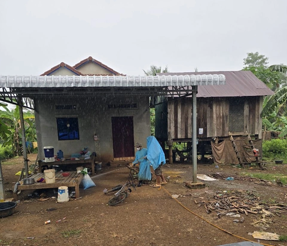 Cán bộ y tế phun thuốc khử trùng. ( Ảnh: Bộ Y tế Campuchia)