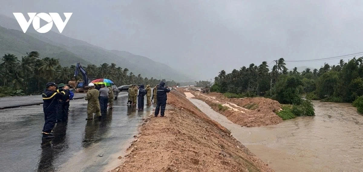 Dự báo, gió mạnh do bão từ cấp 8 trở lên có thể tiếp tục duy trì trên đất liền ít nhất trong 2 đến 3 giờ tới, trước khi cơn bão số 13 suy yếu thành áp thấp nhiệt đới