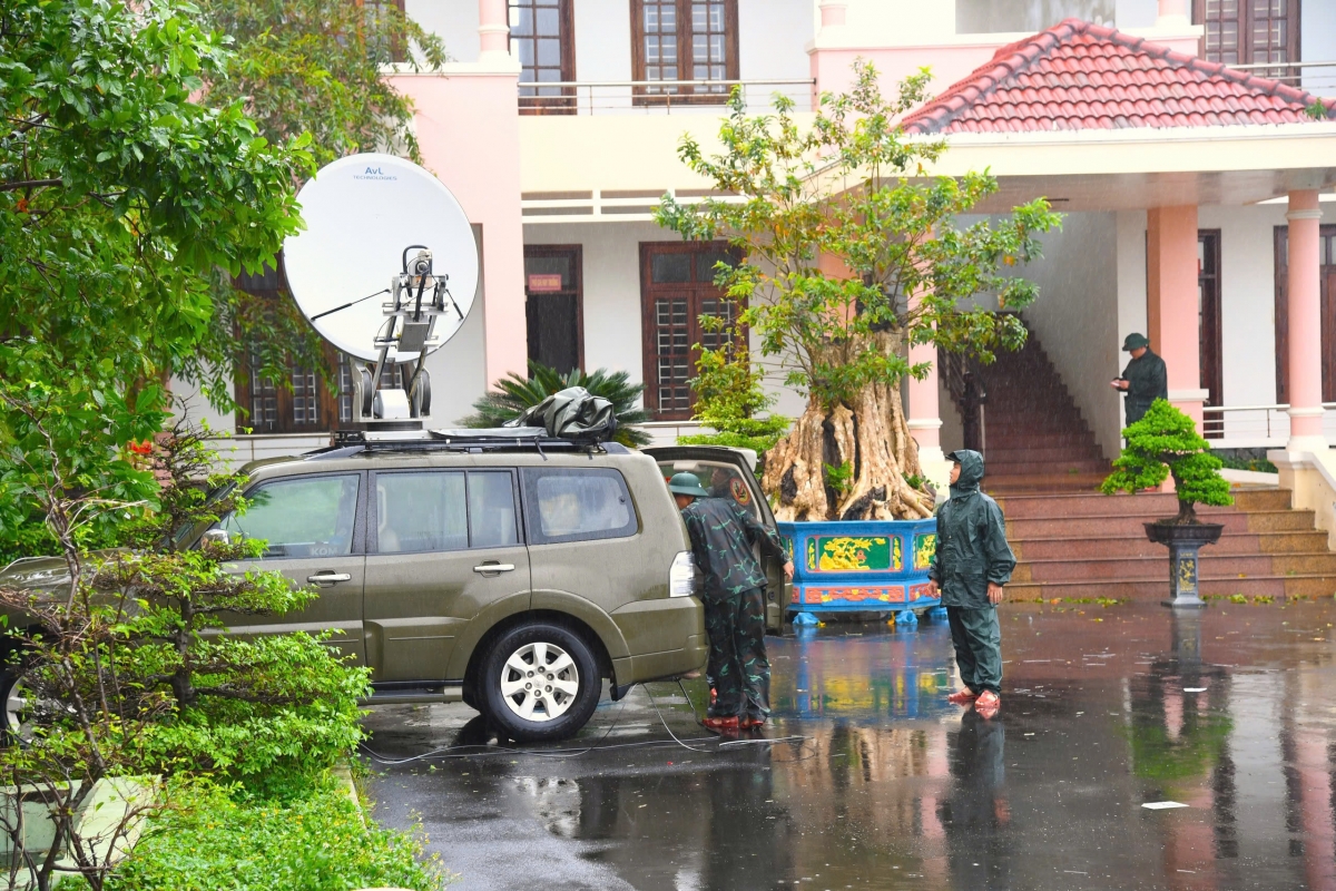 Quân khu 5 đã đưa xe phát sóng đến vùng lũ Đắk Lắk để đảm bảo liên lạc cứu hộ