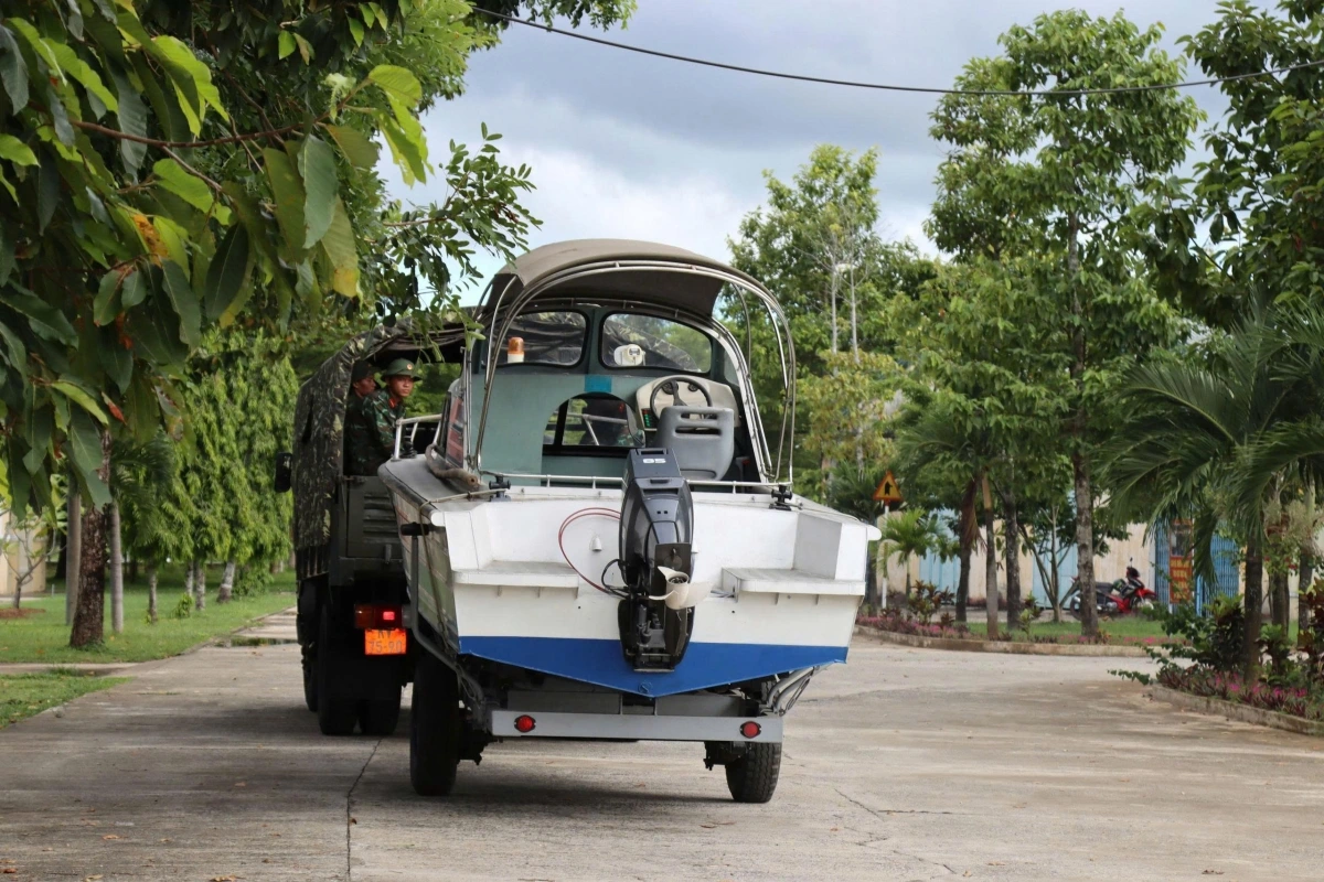 Quân khu 5 chuẩn bị phương tiện cứu hộ sẵn sàng ứng phó với bão Kalmaegi (cơn bão số 13). (Ảnh: Bộ Quốc phòng)