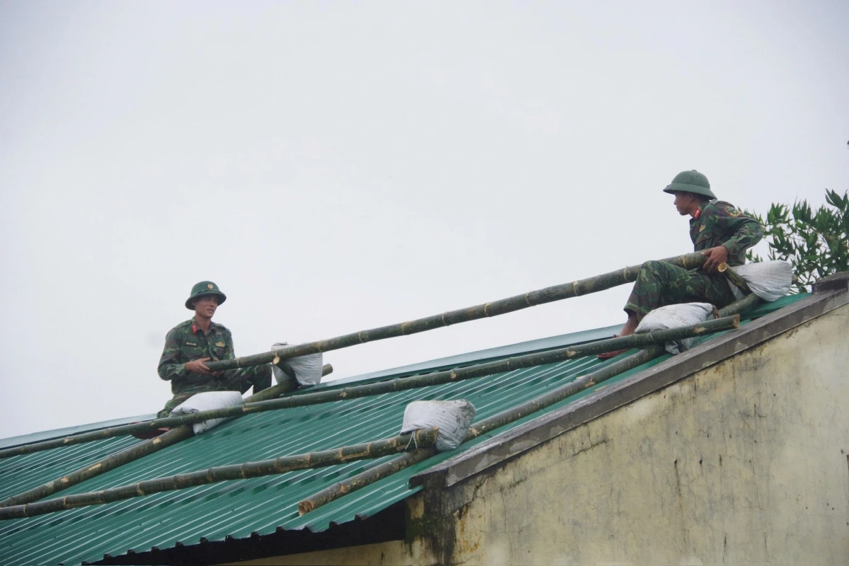 Với phương châm "4 tại chỗ", Quân khu 5 đã huy động lực lượng thường trực để phòng chống bão. (Ảnh: Bộ Quốc phòng)