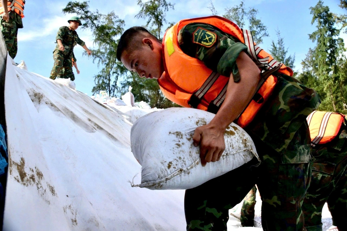 Cán bộ, chiến sĩ sẵn sàng thường trực phòng bão. (Ảnh: Bộ Quốc phòng)
