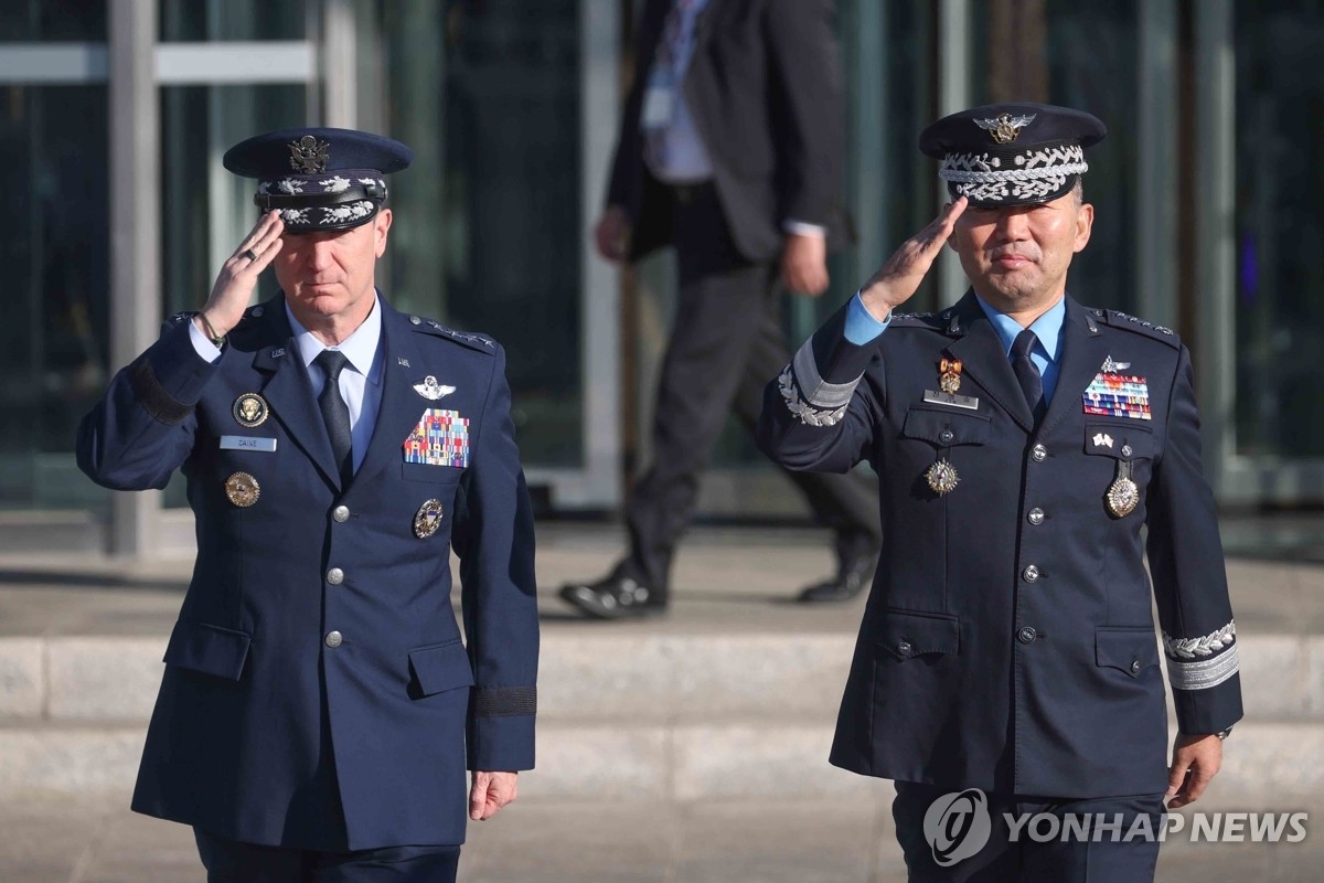 Chủ tịch Hội đồng Tham mưu trưởng Liên quân Hàn Quốc Jin Young Seung (bên phải) và Chủ tịch Hội đồng Tham mưu trưởng Liên quân Mỹ John Daniel Kane. Ảnh: Yonhap News