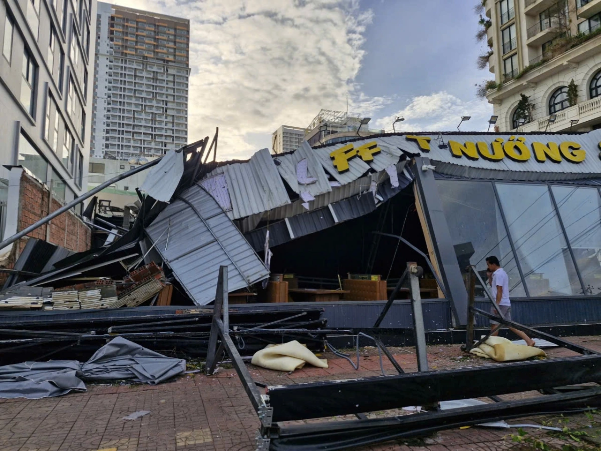 Nhiều nhà hàng bị sập.