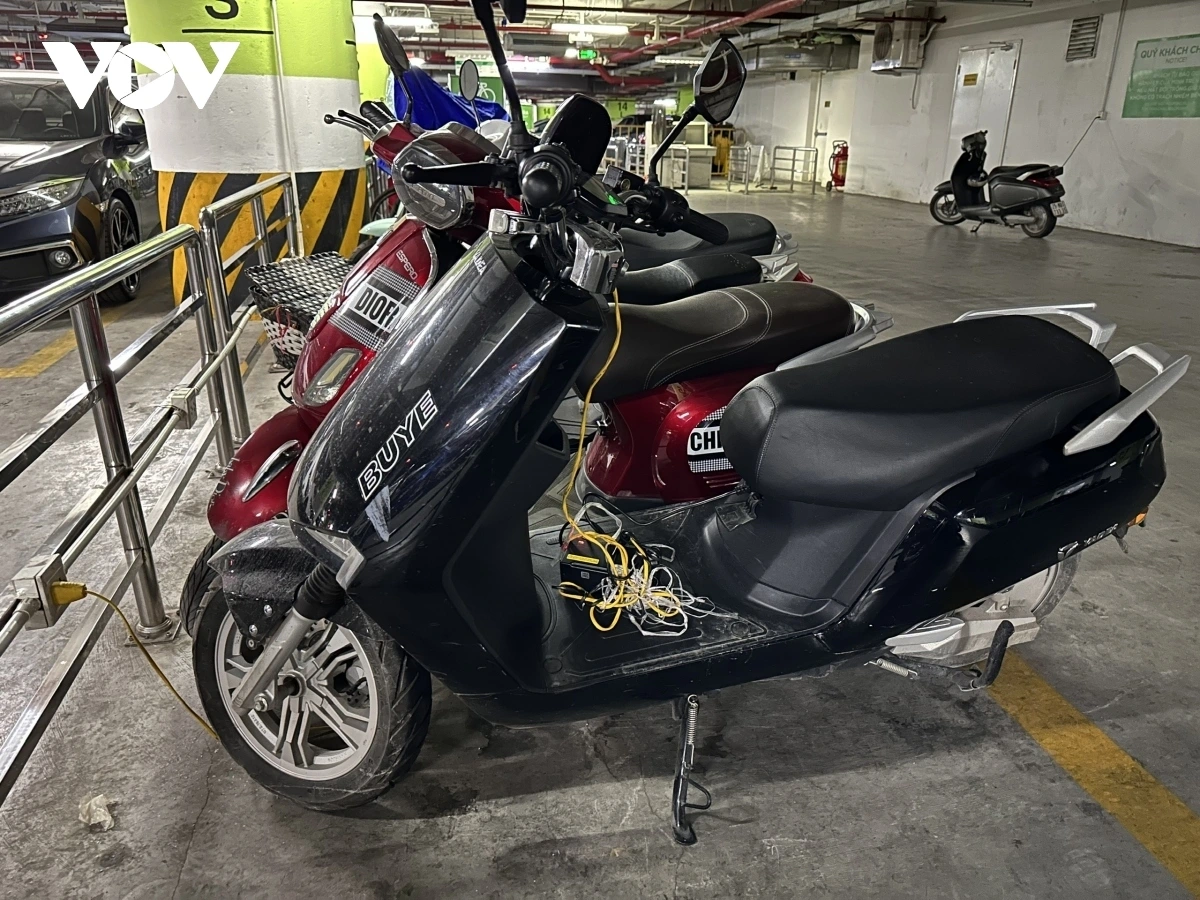 Khu vực sạc pin phải đảm bảo thông thoáng, không đặt gần vật liệu dễ cháy