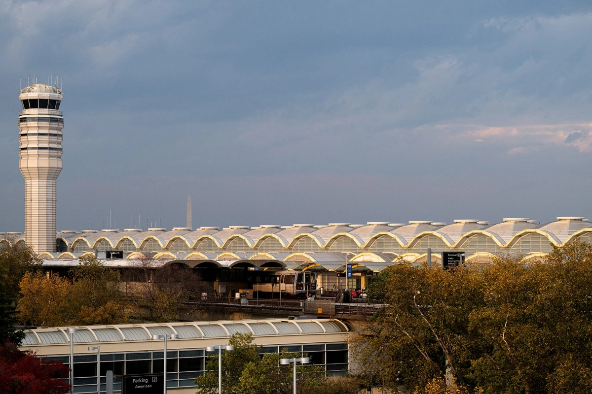 Tháp kiểm soát tại sân bay Ronald Reagan. Chính phủ Mỹ đóng cửa kéo dài đã khiến hàng trăm chuyến bay bị hủy. Ảnh: Reuters