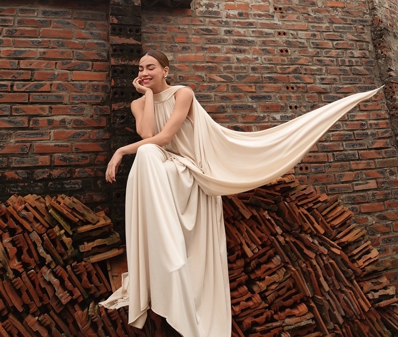 Hồ Ngọc Hà xúc động khi ghé thăm làng cổ Đường Lâm, nhớ về mảnh ký ức đẹp thời học tập tại Hà Nội và cảm nhận "chất Việt" vẫn luôn chảy trong mình.