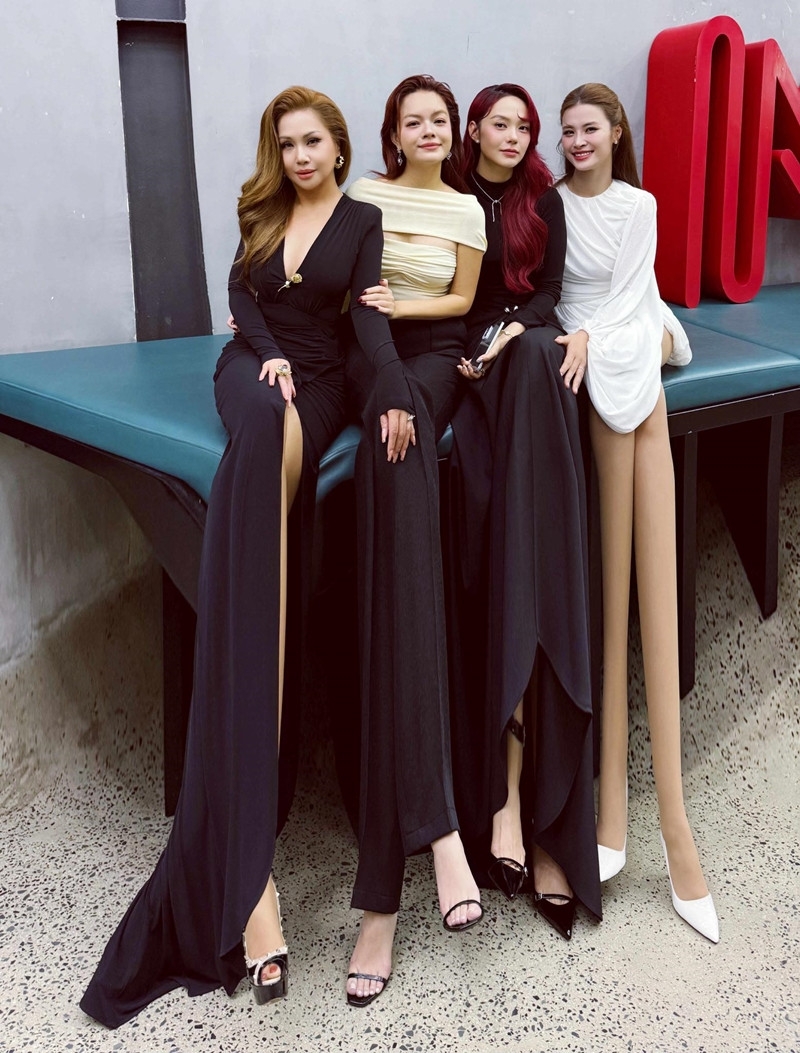 Ca sĩ Minh Tuyết hài hước chia sẻ: "Ai ghen tị sẽ nói chân chúng tôi là A.I" kèm hình ảnh đôi chân của cô và các chị đẹp Phạm Quỳnh Anh, Minh Hằng, Đông Nhi bị photoshop kéo dài.