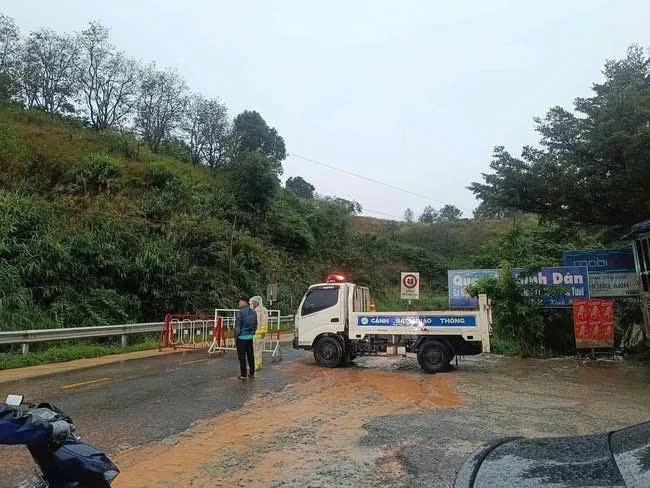 Hiện đèo Sông Pha tạm dừng lưu thông vì nguy cơ sạt lở cao.