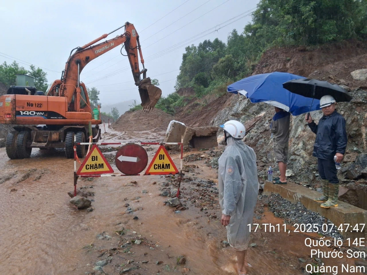 Hiện tại khu vực miền Trung – Tây Nguyên, nhiều tuyến đường đang bị sạt lở nghiêm trọng, phong tỏa nhiều tuyến đèo huyết mạch.