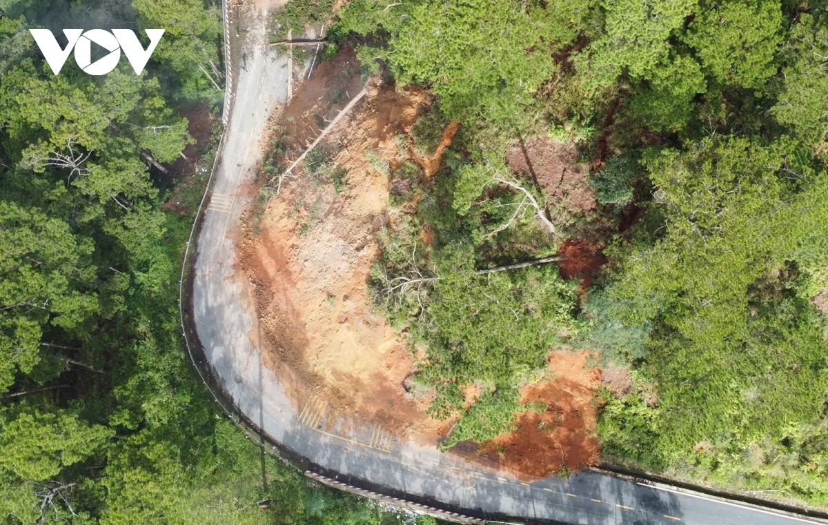 Điểm sạt lở ta luy dương trên đèo D’ran - Quốc lộ 20 (ảnh minh họa)