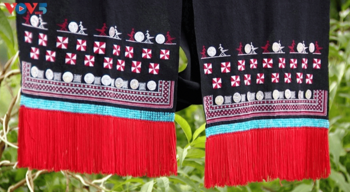 Scarves are embroidered with the images of birds and adorned with red tassels. (P: Huyen Trang/ VOV5)