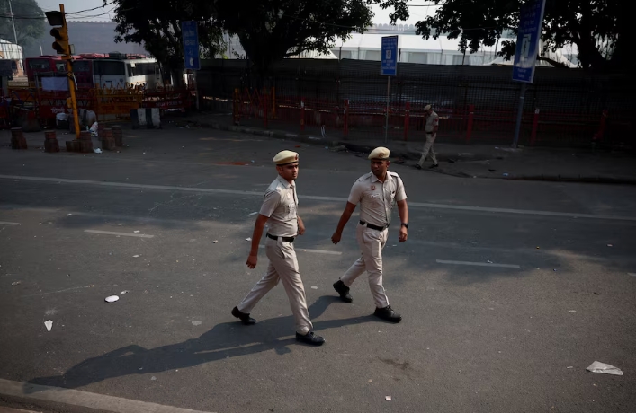 Lực lượng cảnh sát Ấn Độ phong tỏa hiện trường vụ nổ bom.