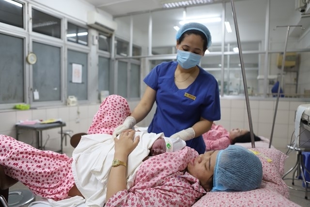 Với các tỉnh thuộc vùng mức sinh thấp, phụ nữ sinh đủ 2 con trước 35 tuổi sẽ được địa phương lựa chọn, quyết định khen thưởng, hỗ trợ tiền hoặc hiện vật (Ảnh minh họa)