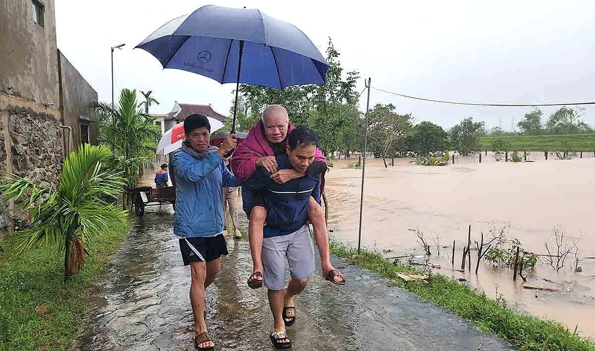 Sơ tán dân đến nơi an toàn. (ảnh Trần Tuấn).