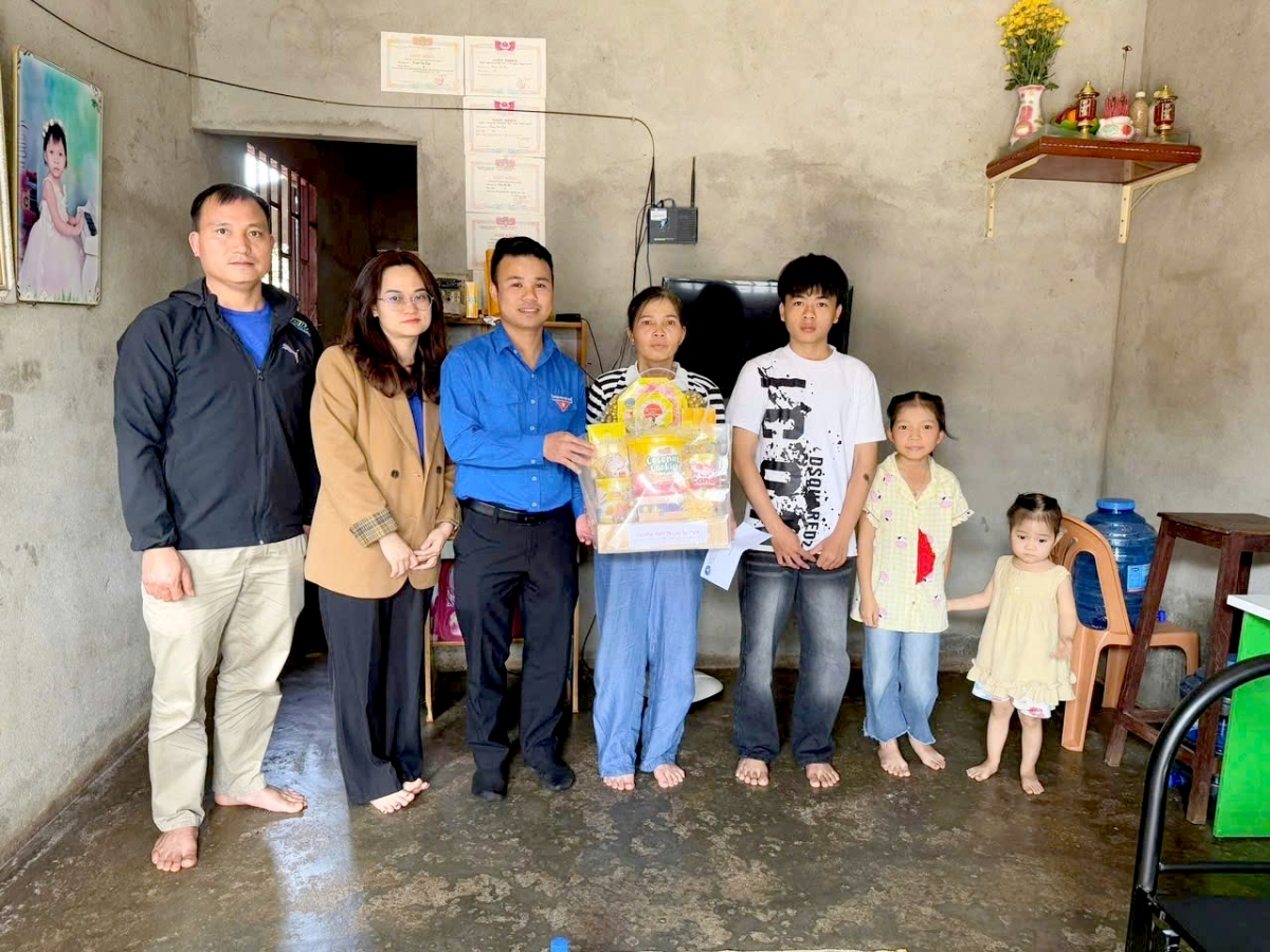 Song song với giảng dạy, thầy giáo Phan Mạnh Tiến còn là Bí thư Đoàn trường nhiệt tình, năng động