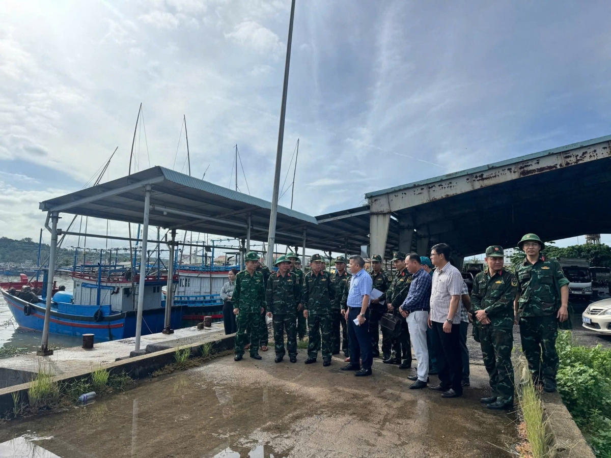 Sư đoàn 315 duy trì nghiêm chế độ trực chỉ huy, trực ban, bảo đảm thông tin liên lạc thông suốt, triển khai các biện pháp gia cố, chằng chống doanh trại, kho tàng, cây xanh