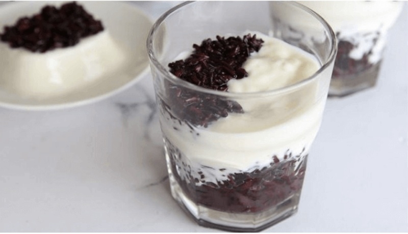 Sữa chua nếp cẩm không chỉ là món tráng miệng ngon miệng mà còn là nguồn dưỡng chất toàn diện giúp bảo vệ tim mạch, xương khớp, hệ tiêu hóa và làn da