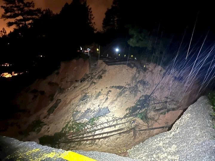 Điểm sụt lún rất lớn khiến đèo Mimosa chia cắt hoàn toàn.