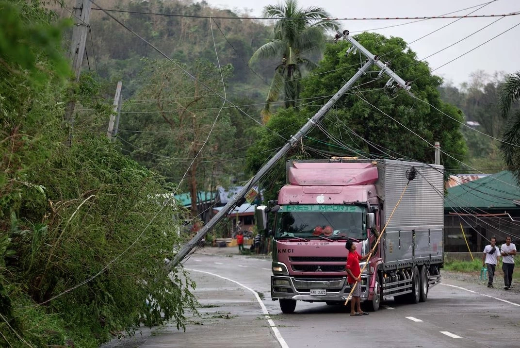 Cột điện đổ sau khi bão Fung-wong quét qua Bagabag, Nueva Vizcaya của Philippines ngày 10/11. Ảnh: Reuters