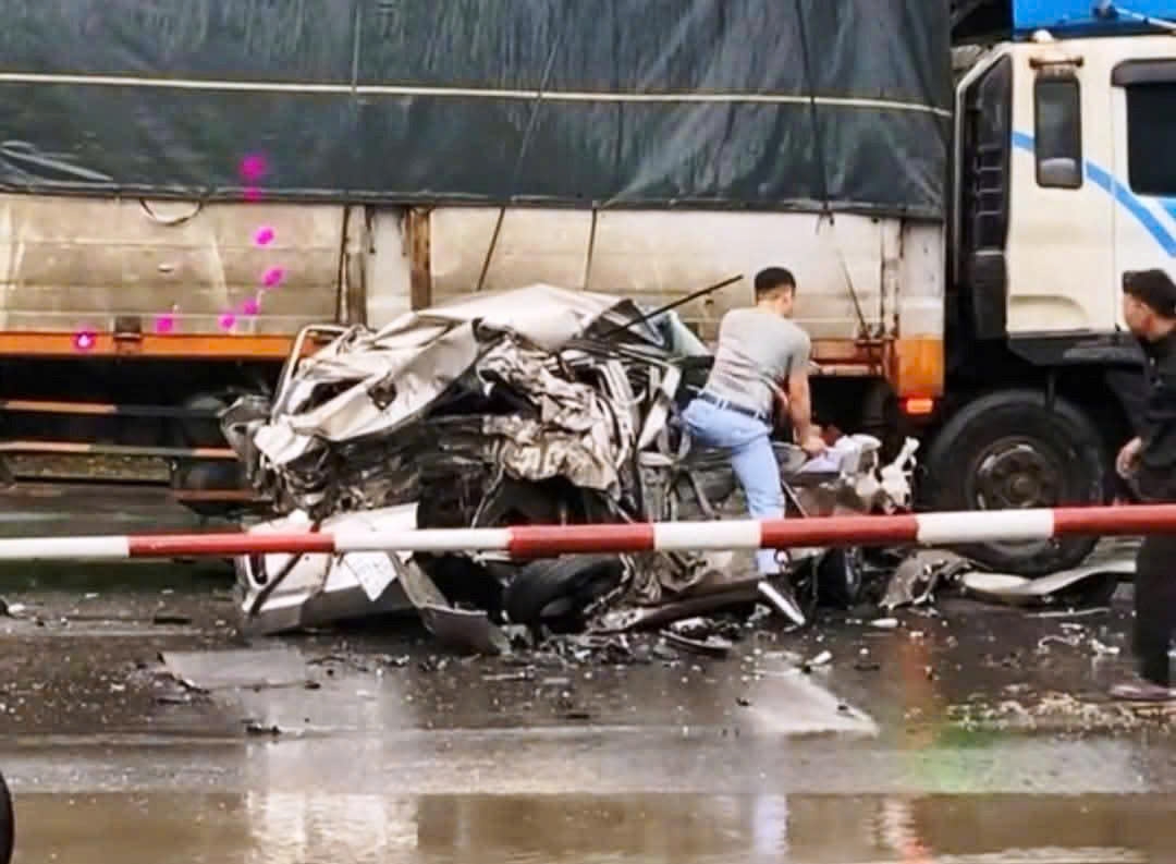 Tài xế tự bò qua cửa kính để  ra ngoài