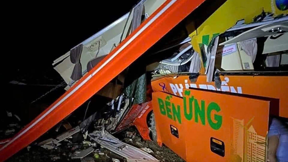 Sạt lở đất vùi lấp 1 xe khách khiến 5 người chết, 18 người bị thương ở đèo Khánh Lê, tỉnh Khánh Hòa