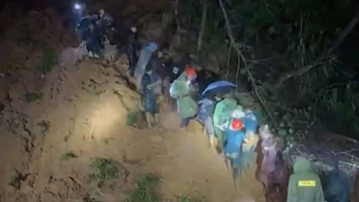 Lực lượng chức năng cứu nạn cứu hộ ở đèo Khánh Lê, tỉnh Khánh Hòa