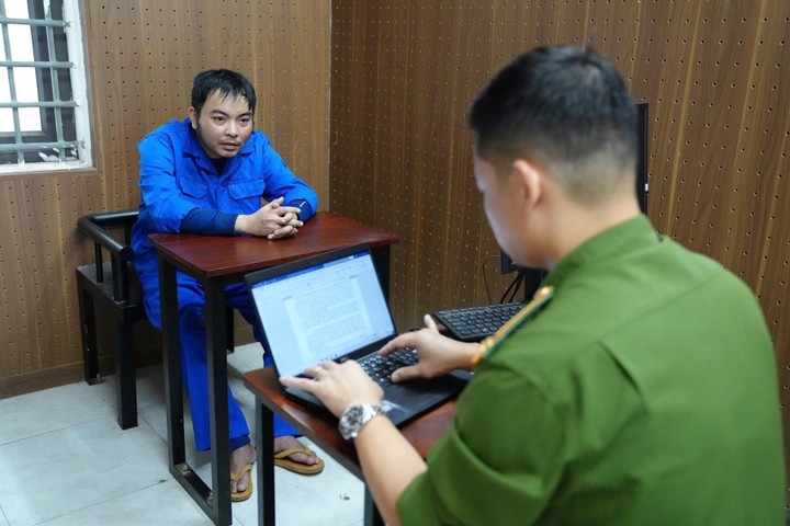 Tạ Minh Châu tại cơ quan công an.