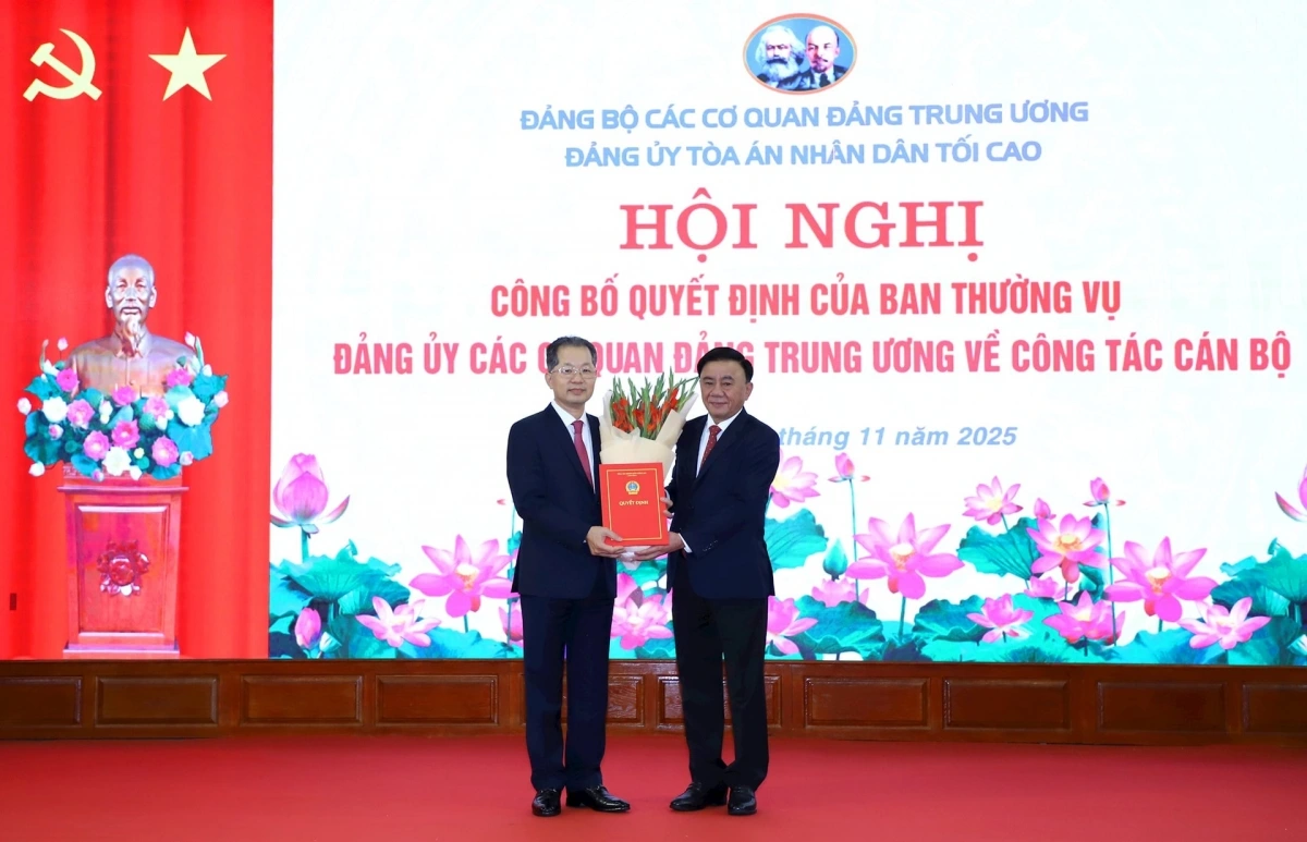 Ông Trần Cẩm Tú, Ủy viên Bộ Chính trị, Thường trực Ban Bí thư, Bí thư Đảng ủy các cơ quan Đảng Trung ương trao quyết định chỉ định Bí thư Đảng ủy Tòa án nhân dân tối cao nhiệm kỳ 2025-2030 cho ông Nguyễn Văn Quảng (Ảnh: Mai Đỉnh)