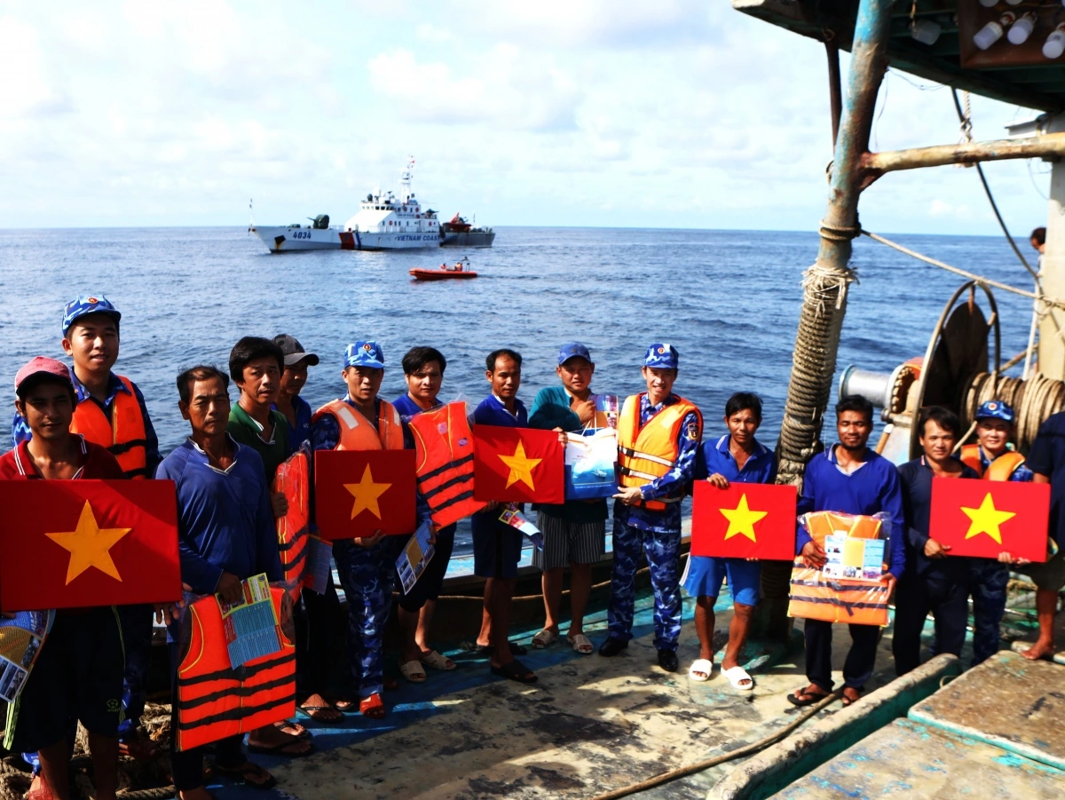 Tặng quà, cờ Tổ quốc cho ngư dân